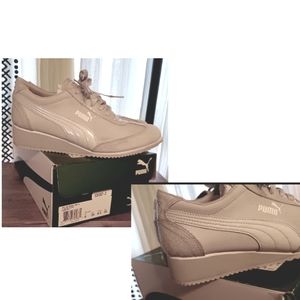 PRE-OWNED* WHITE/LIGHT GREY, SUEDE & SNAKESKIN WEDGED ROMA PUMA'S